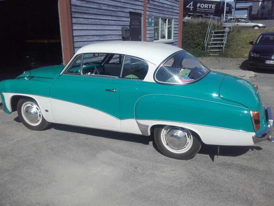 Autoservice Piterek türkis-weißer Oldtimer