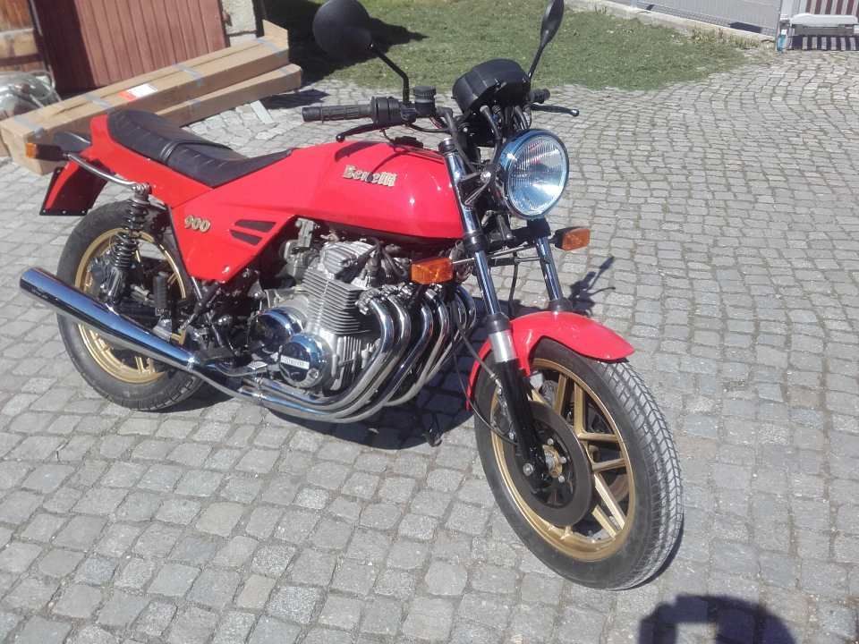 Autoservice Piterek rotes Motorrad