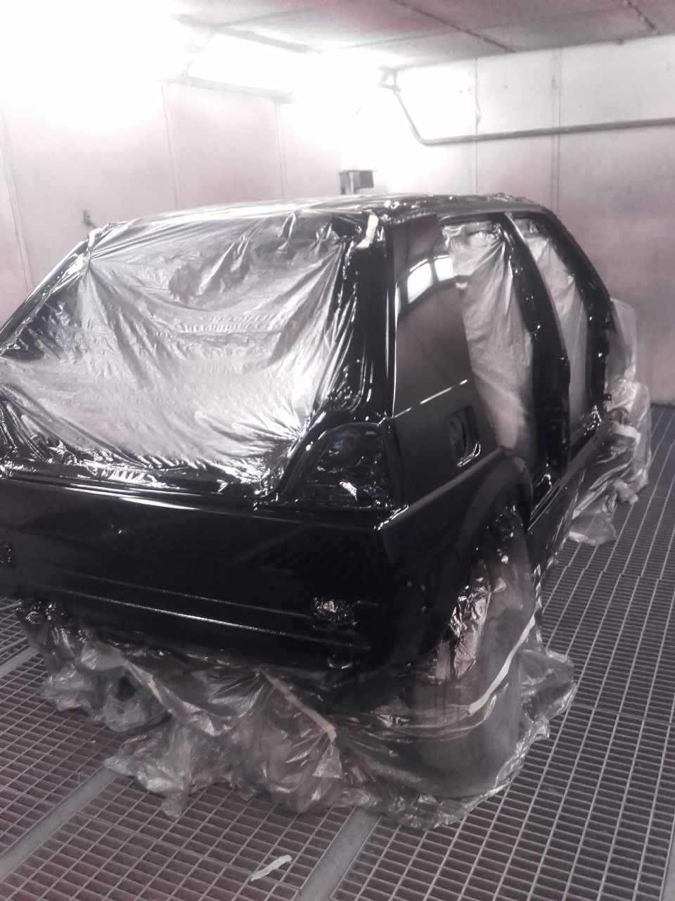 Autoservice Piterek Karosserie eines Pkw in der Autolackiererei