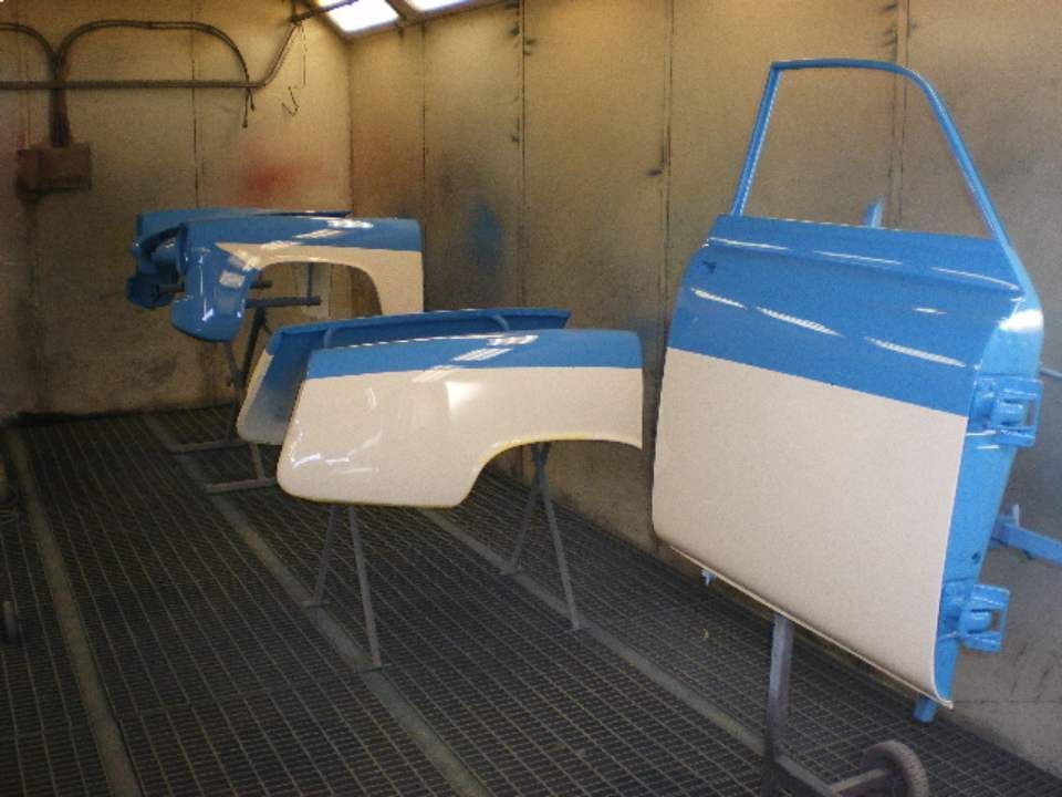 Autoservice Piterek Karosserie eines blauen Oldtimers