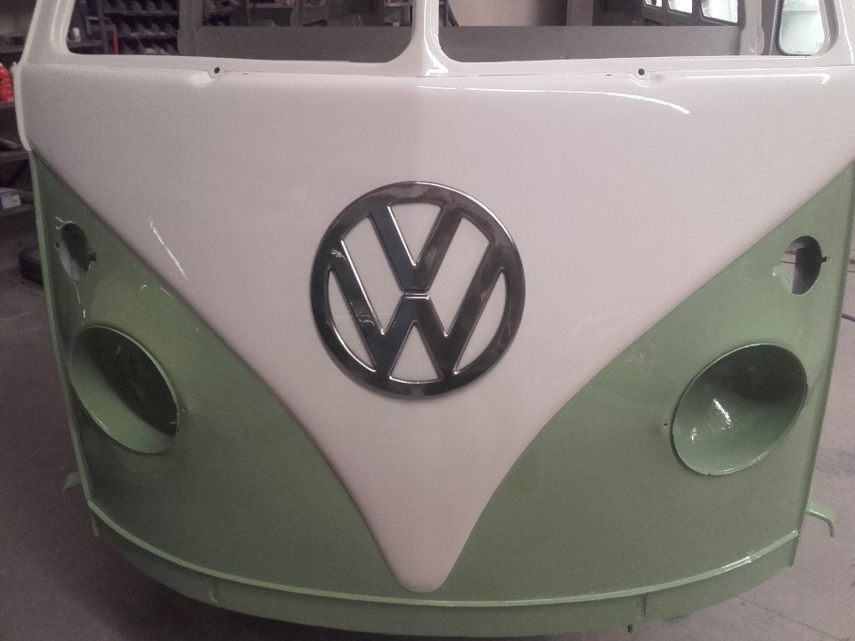 Autoservice Piterek Karosserie eines grün-weißen VW Bus