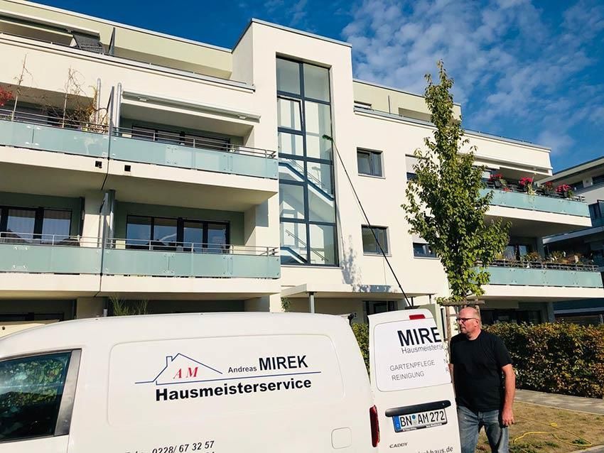 Ein Mann steht vor einem weißen Lieferwagen mit der Aufschrift „Wirek Hausmeisterservice“