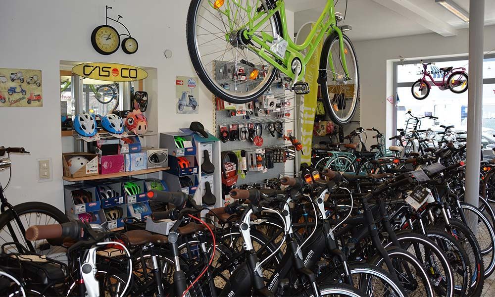 Eine Reihe von Fahrrädern stehen in einem Geschäft aufgereiht