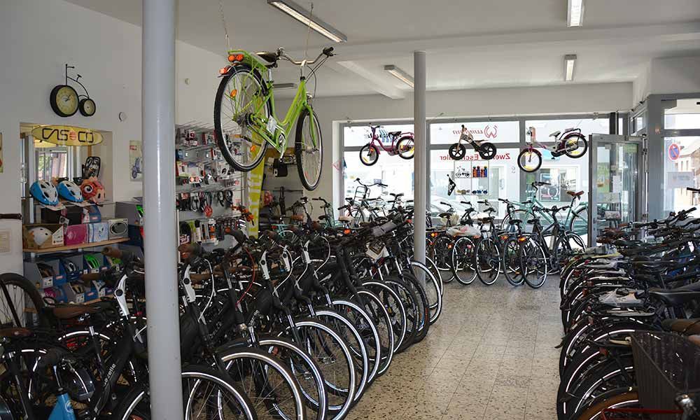 Ein Geschäft mit vielen Fahrrädern, darunter ein gelbes