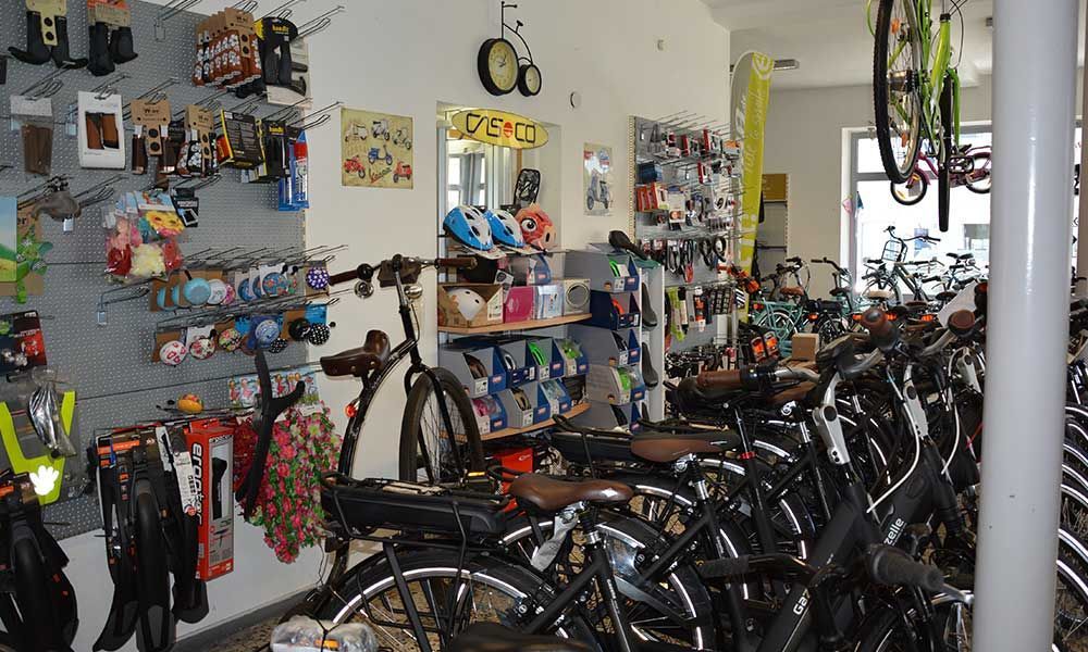 Eine Reihe von Fahrrädern sind in einem Geschäft aufgereiht