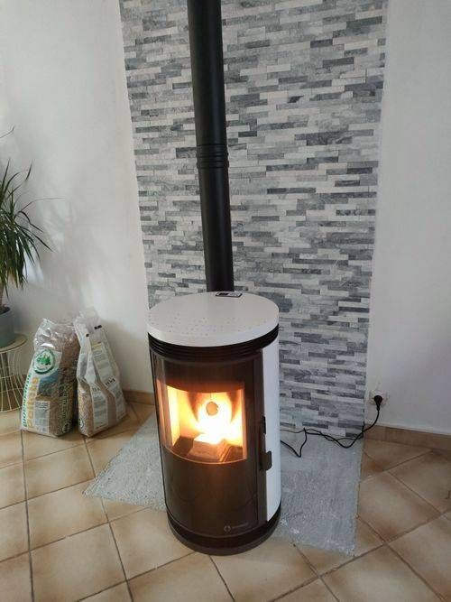 Poêle à pellet en fonctionnement.