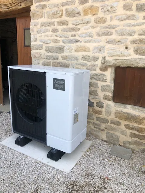 Centrale extérieure d'une pompe à chaleur.