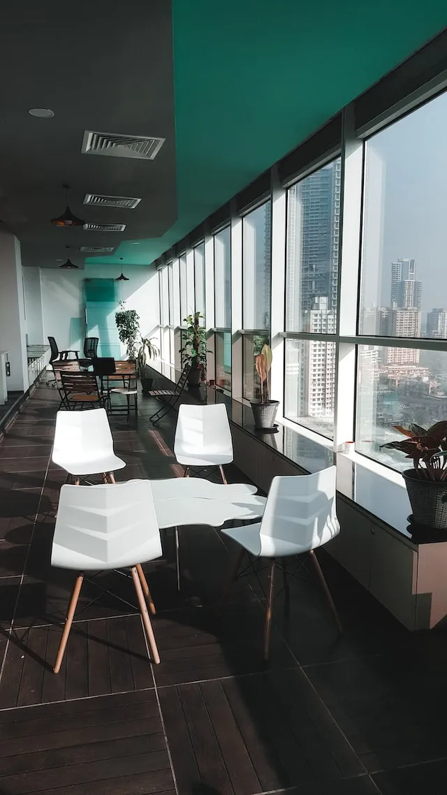 Climatisation au plafond dans un espace professionnel.