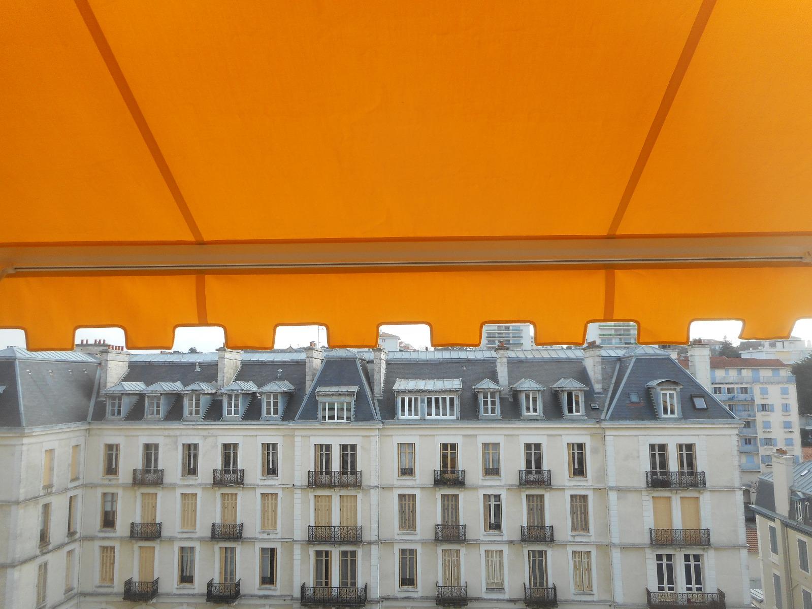 Store orange donnant sur la rue
