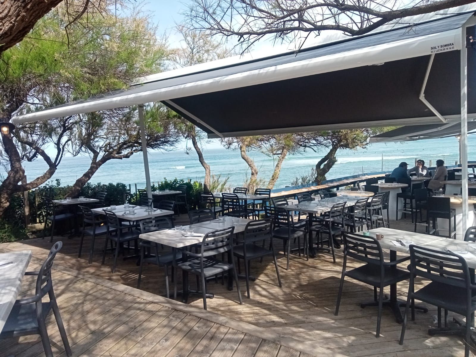 Store gris avec des tables