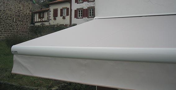 Store blanc déplié