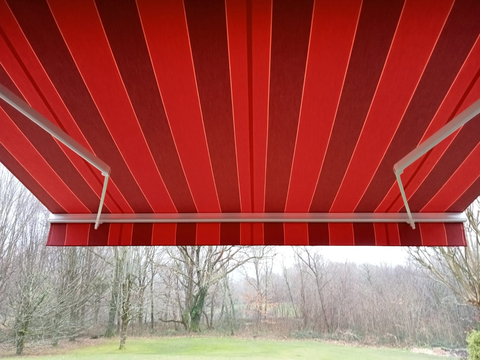 Dessous d'un store rouge rayé