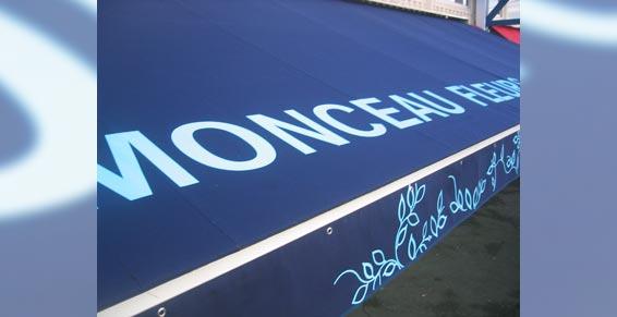 Store bleu floqué et déplié