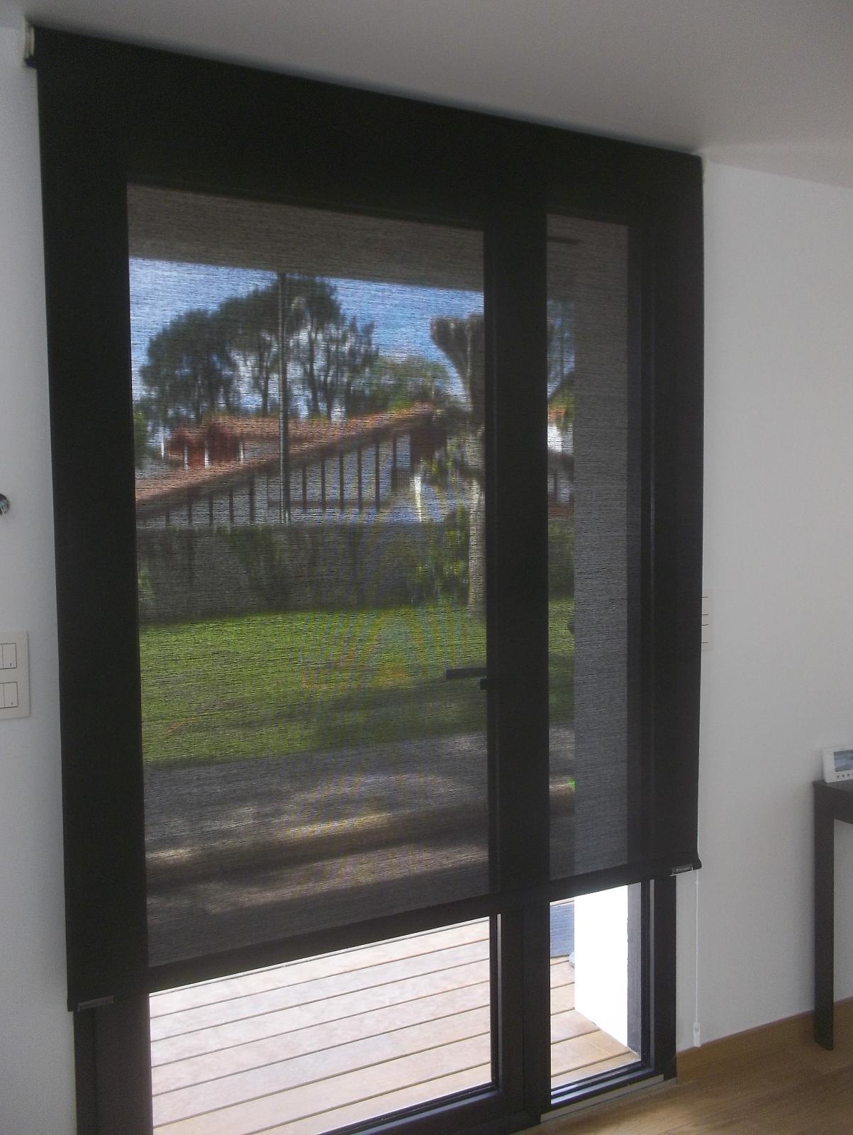 Fenêtre avec un store replié