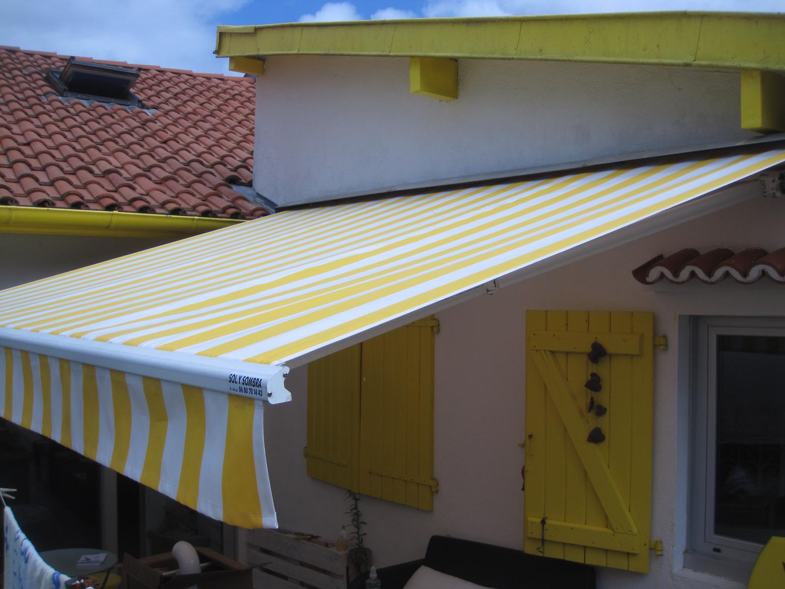 Store d'une maison jaune et blanche