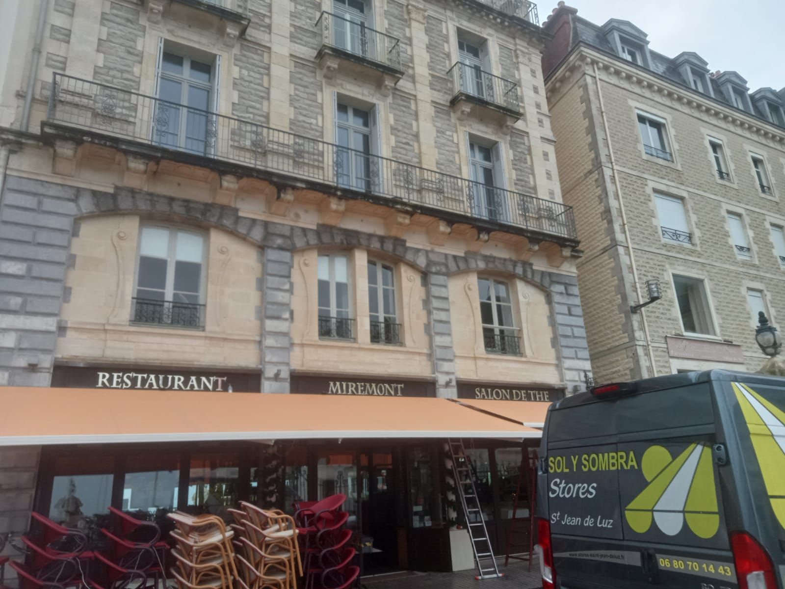 Stores beiges d'un restaurant