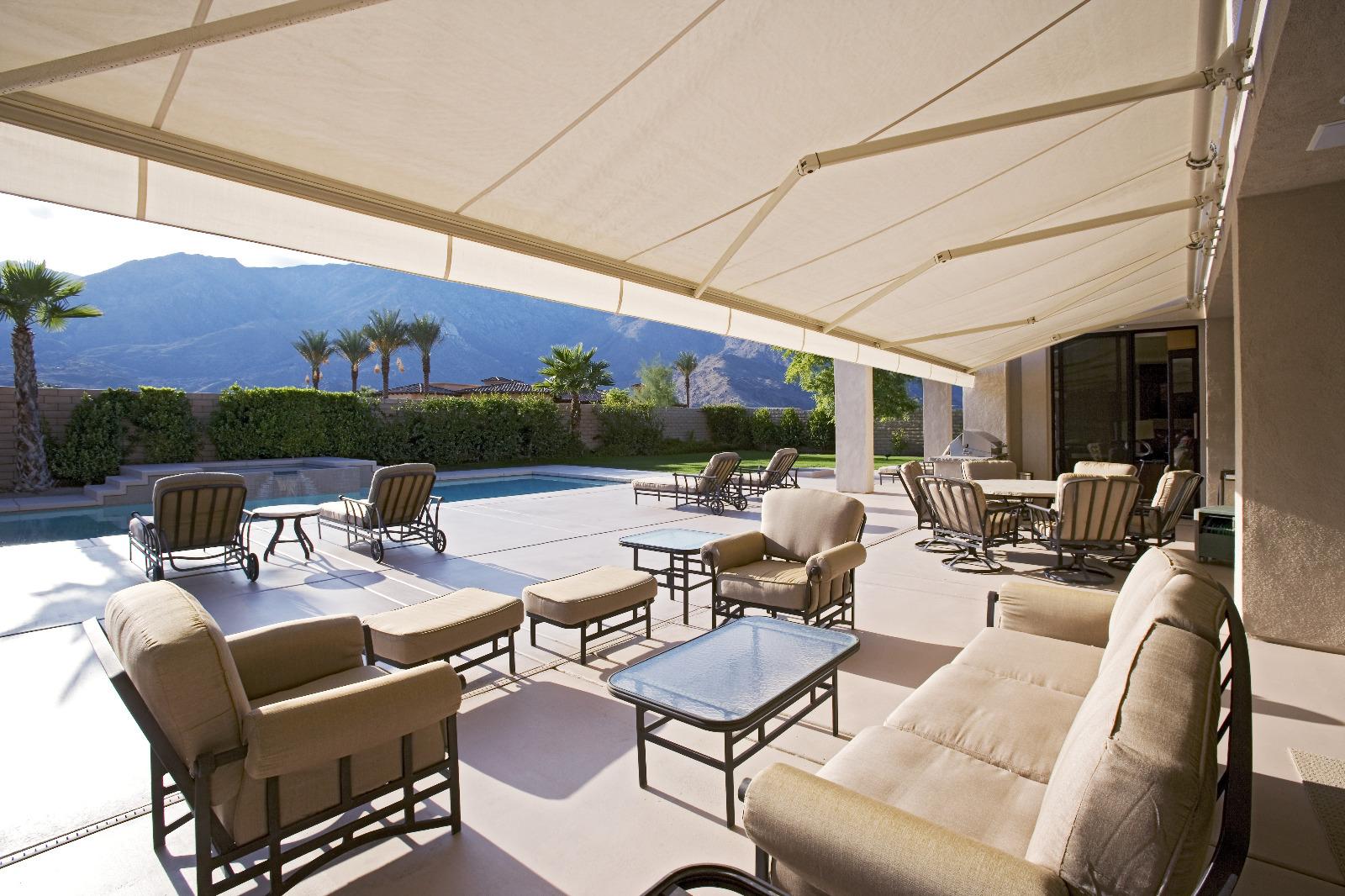 Store blanc au-dessus de meubles de jardin