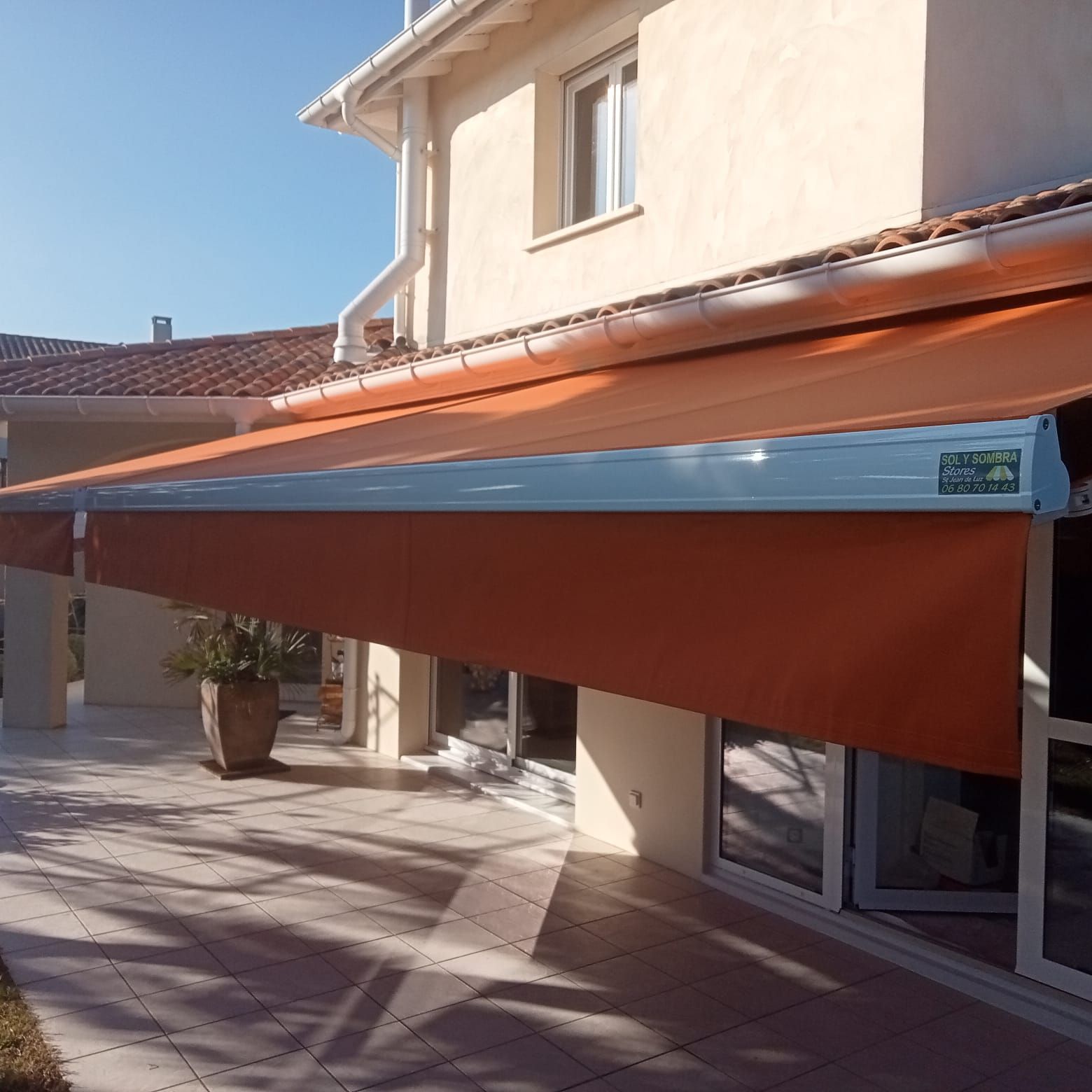 Deux stores orange sous l'ombre