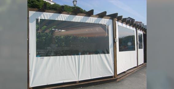 Tente en toile blanche fixée