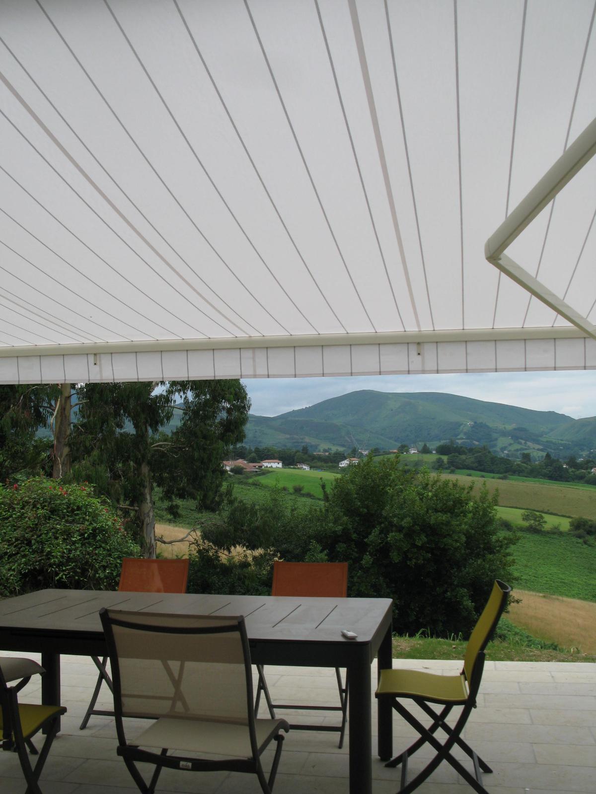 Store blanc avec de fines rayures noires