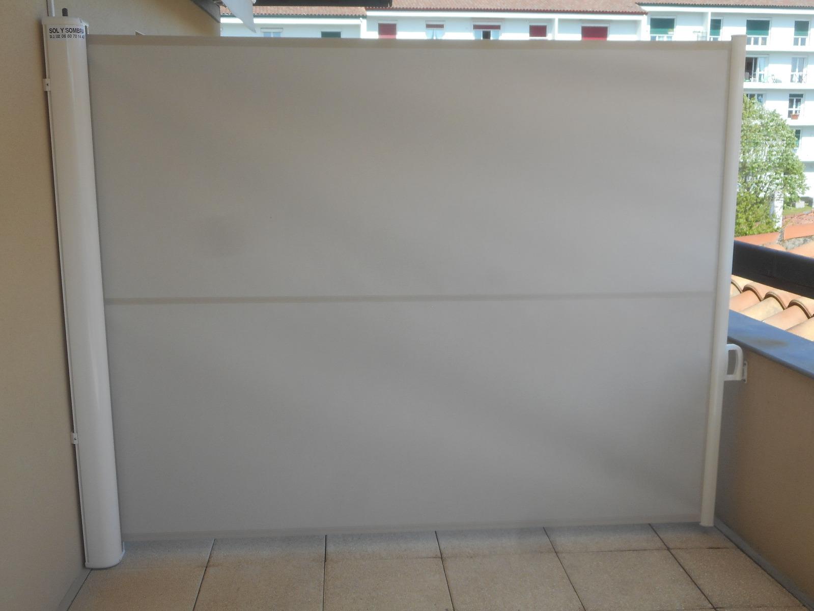 Tente blanche fixée