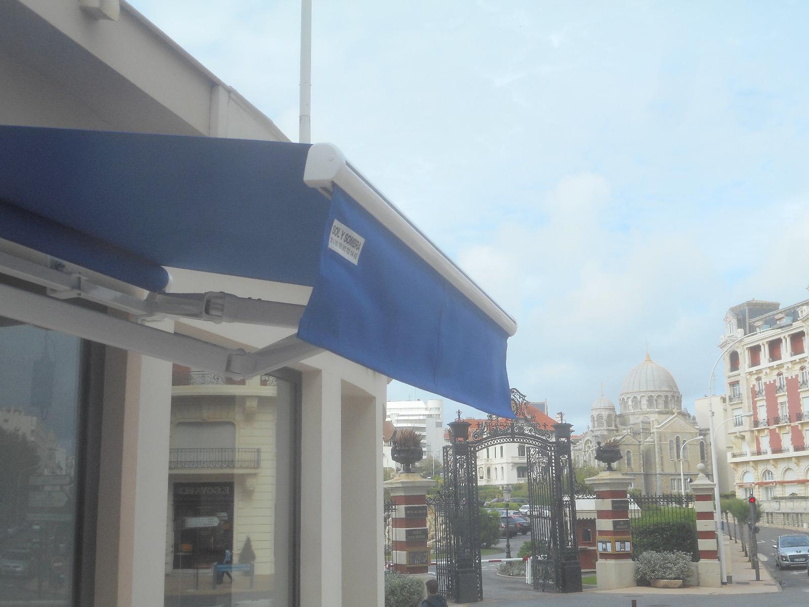 Store bleu de profil