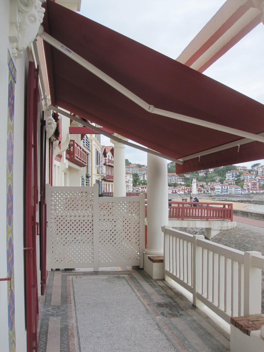 Store rouge fixé sur une façade