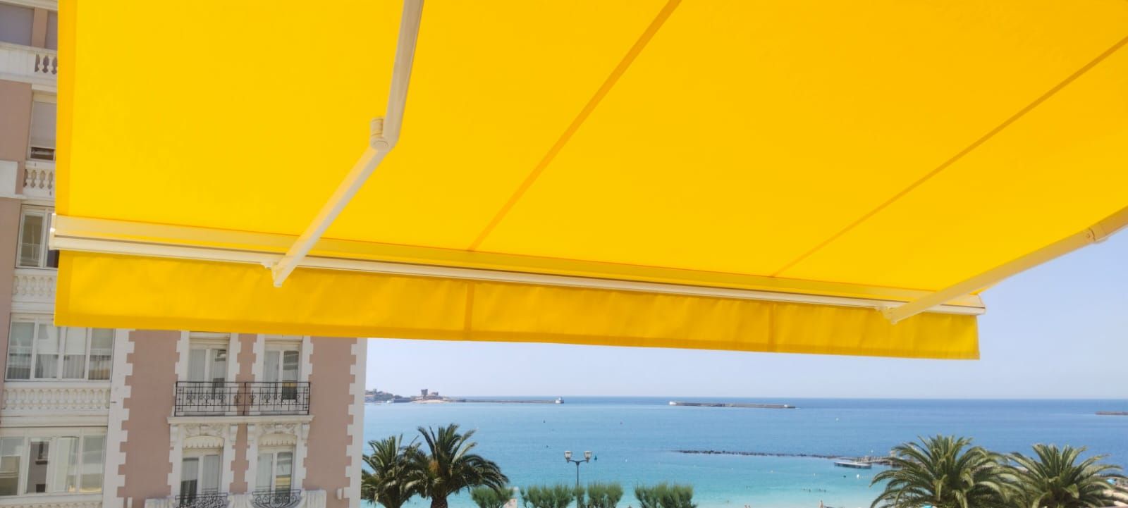 Dessous d'un store jaune