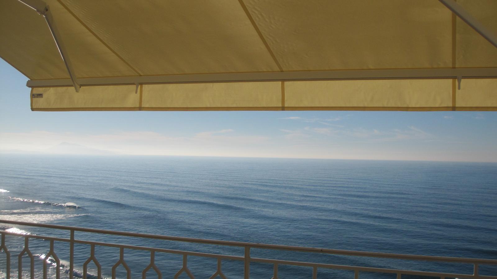 Store jaune dépié donnant sur la mer