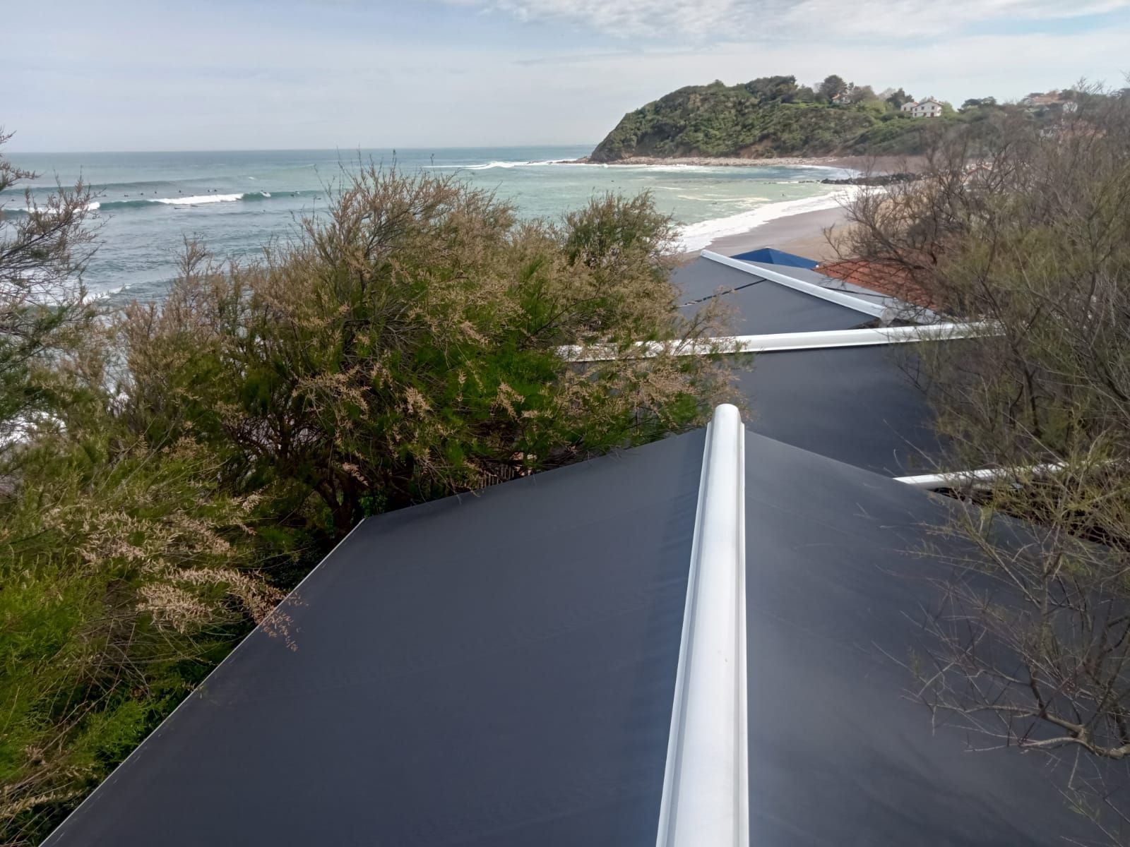 Au-dessus d'un store gris