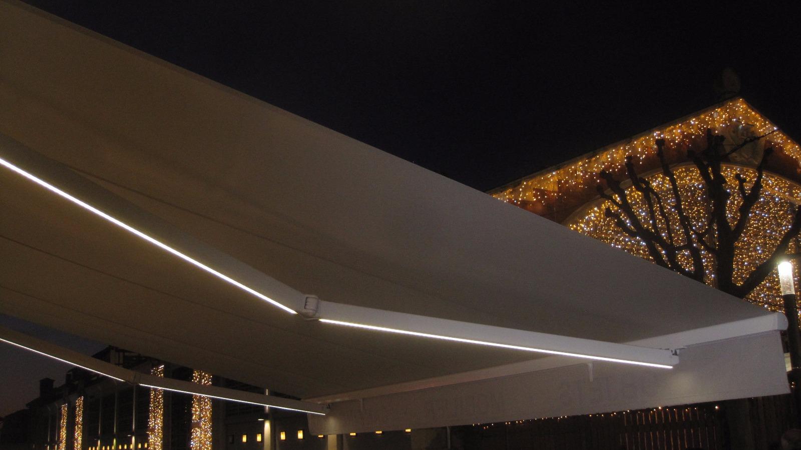 Store gris avec de la lumière