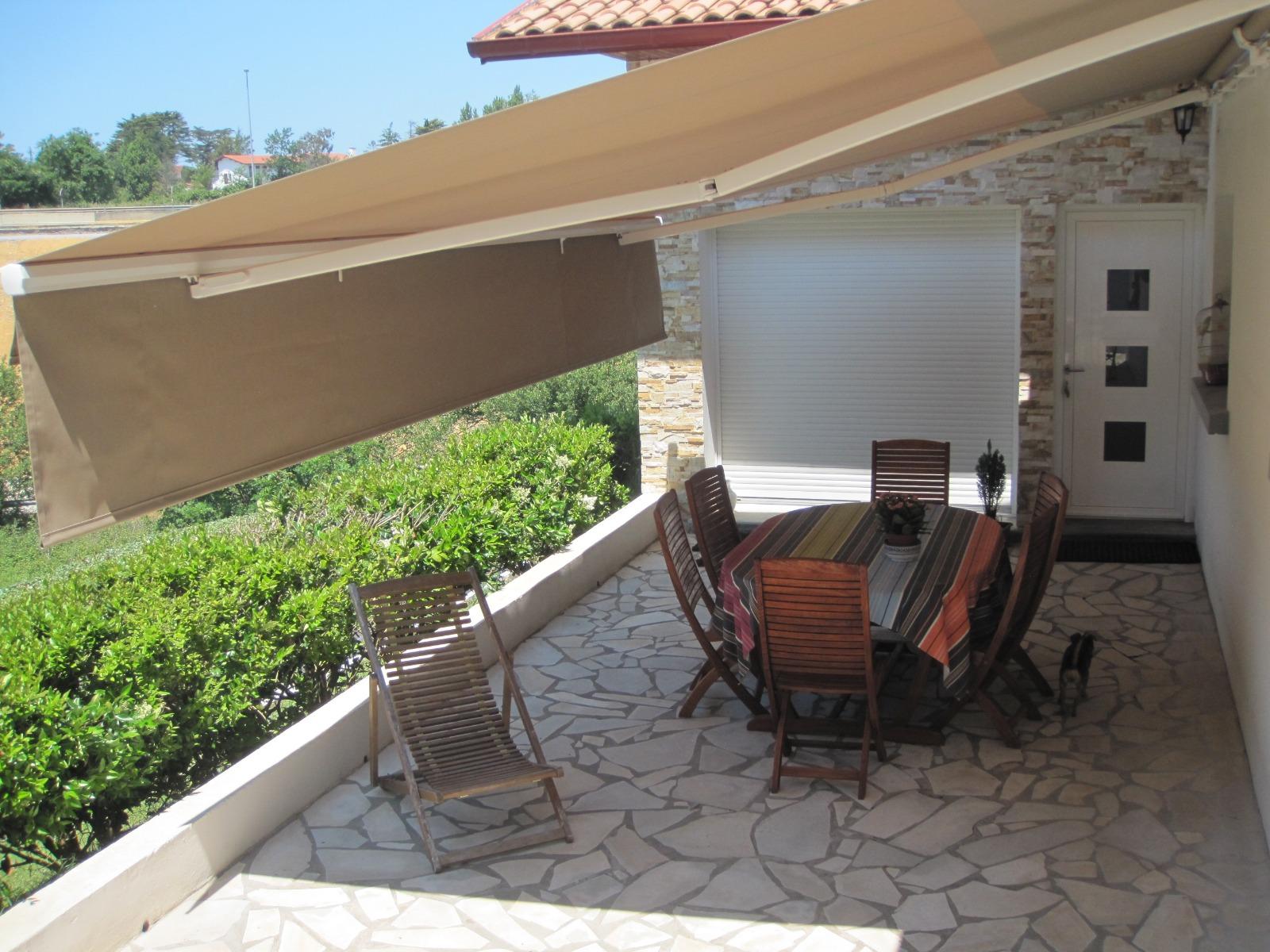 Store beige d'une terrasse en pierre