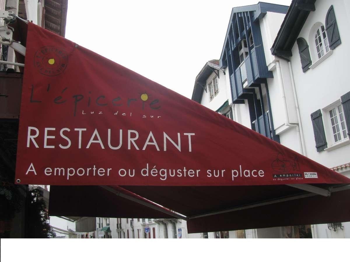 Store rouge floqué d'un restaurant