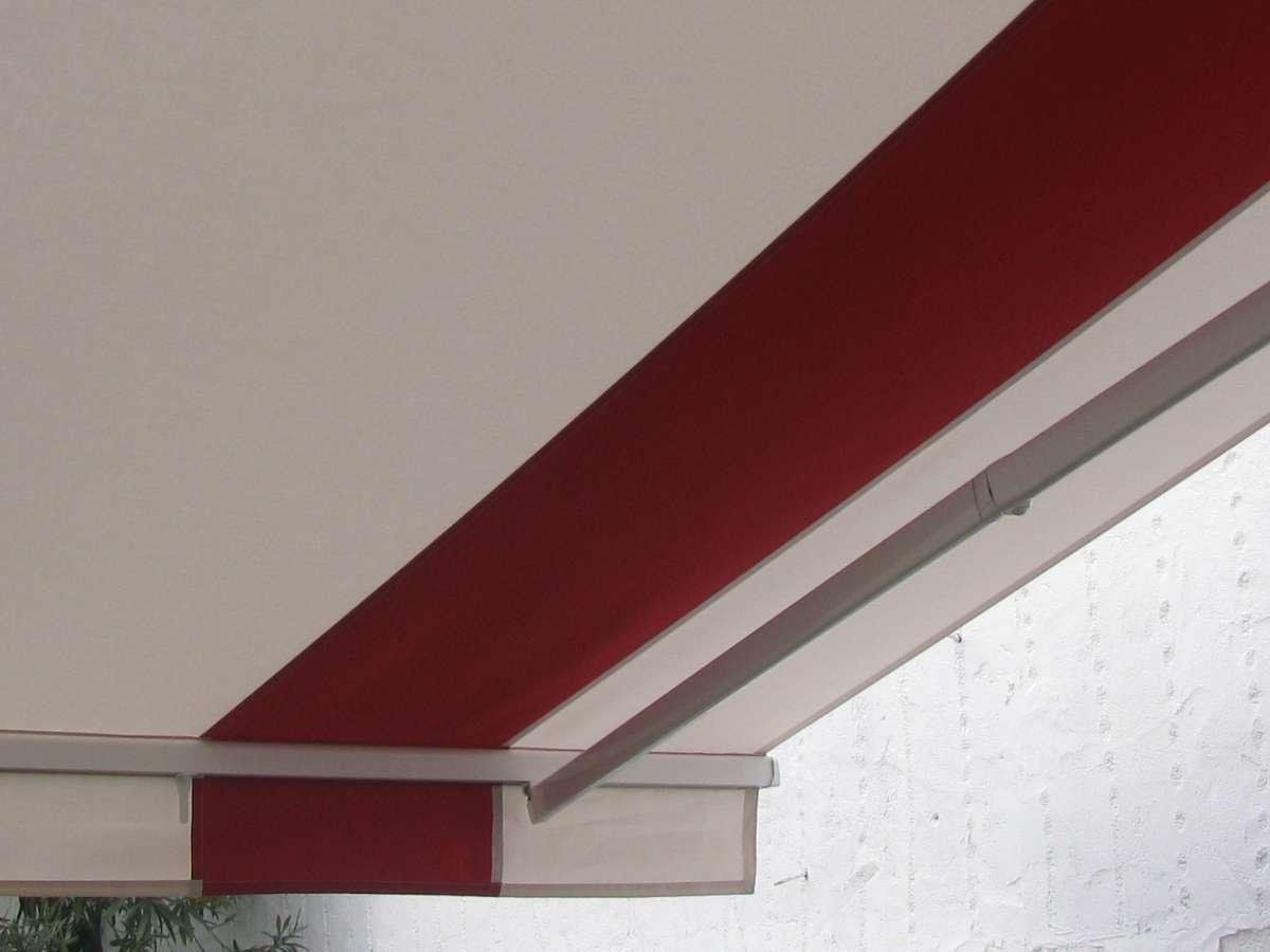 Store blanc avec une large bande rouge