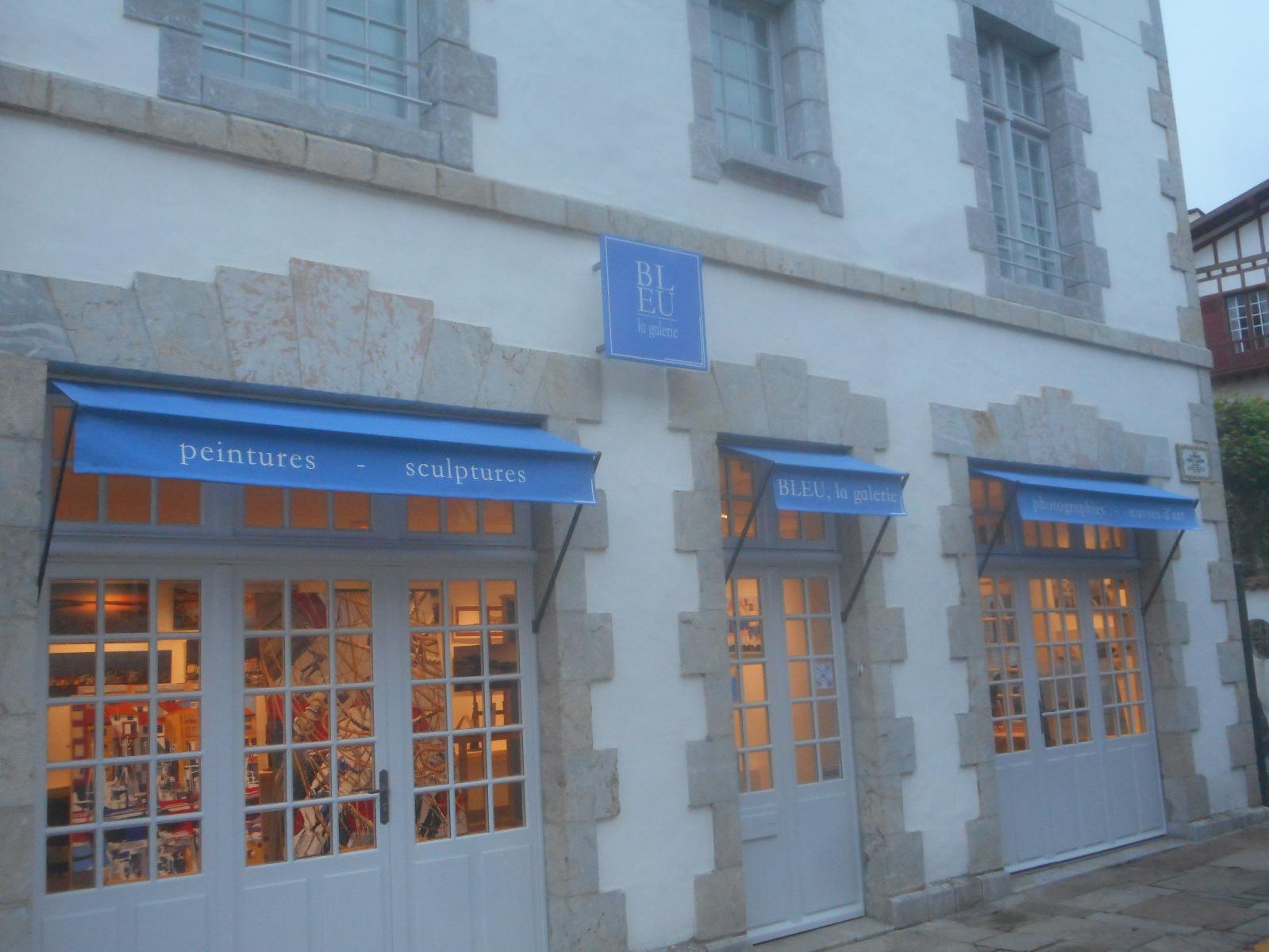 Store bleu clair