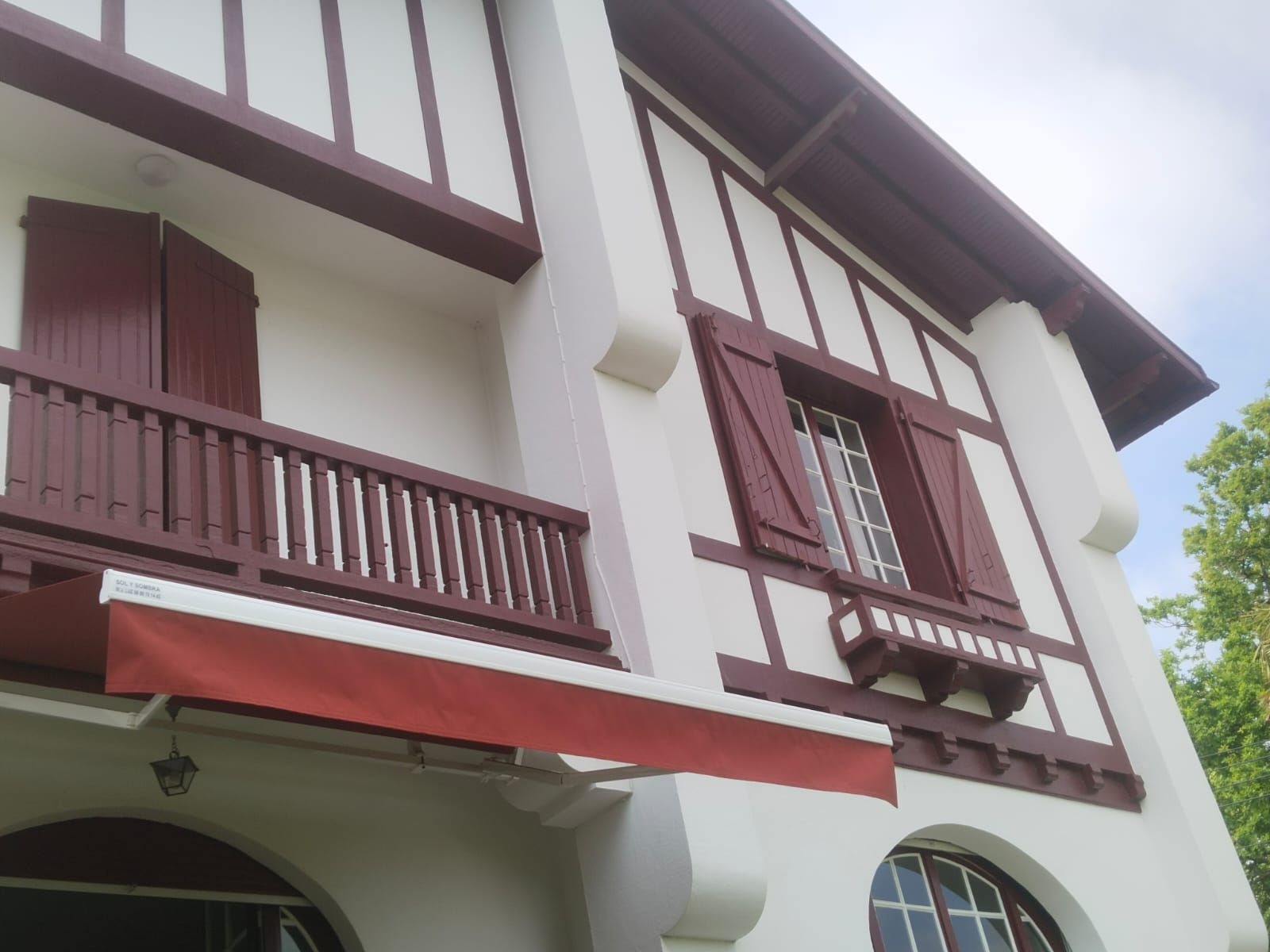 Store sur une façade