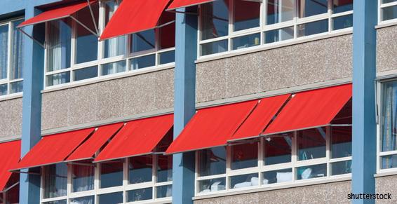 Stores rouges sur une façade d'immeuble