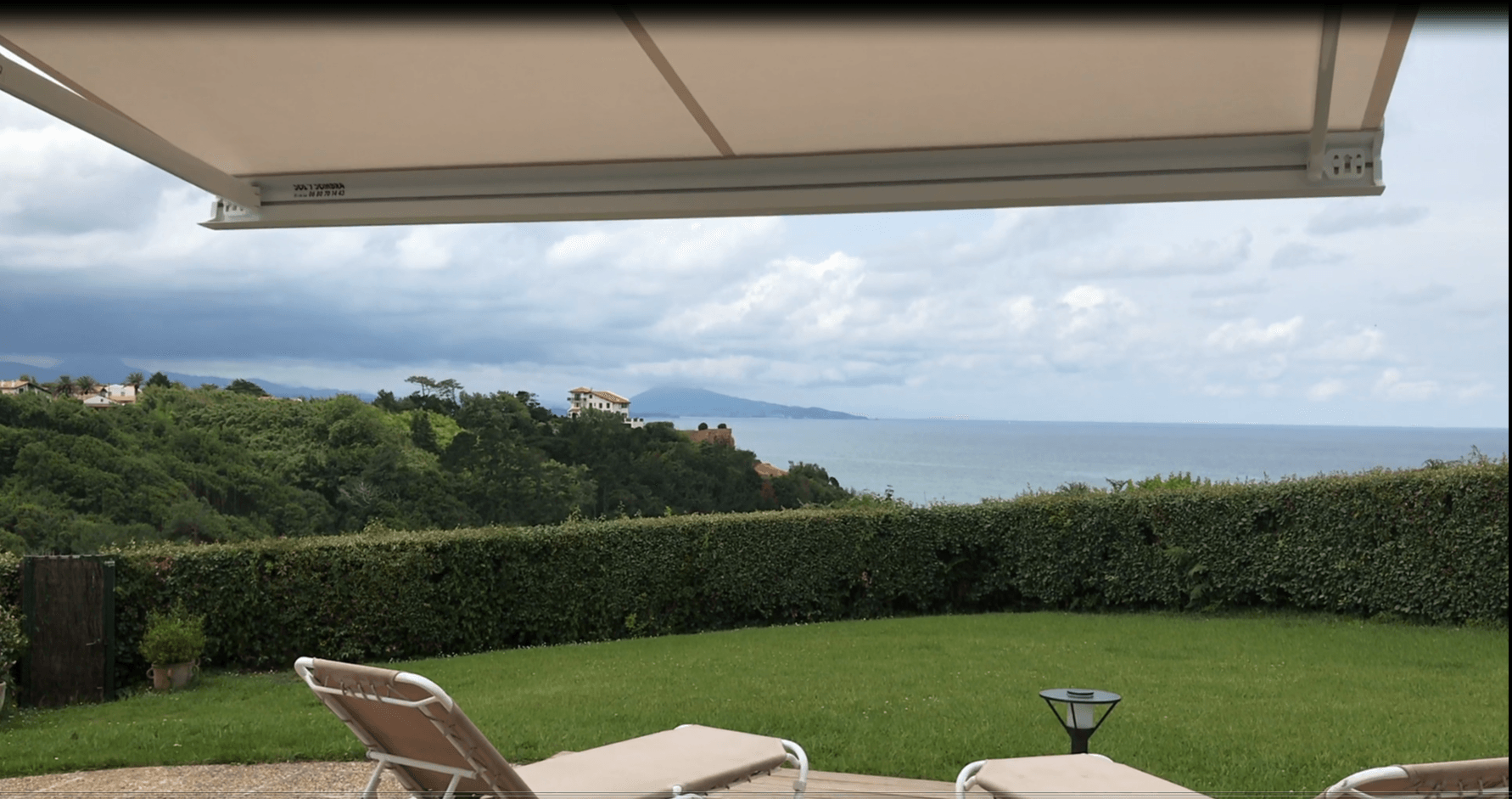 Store beige donnant sur un jardin