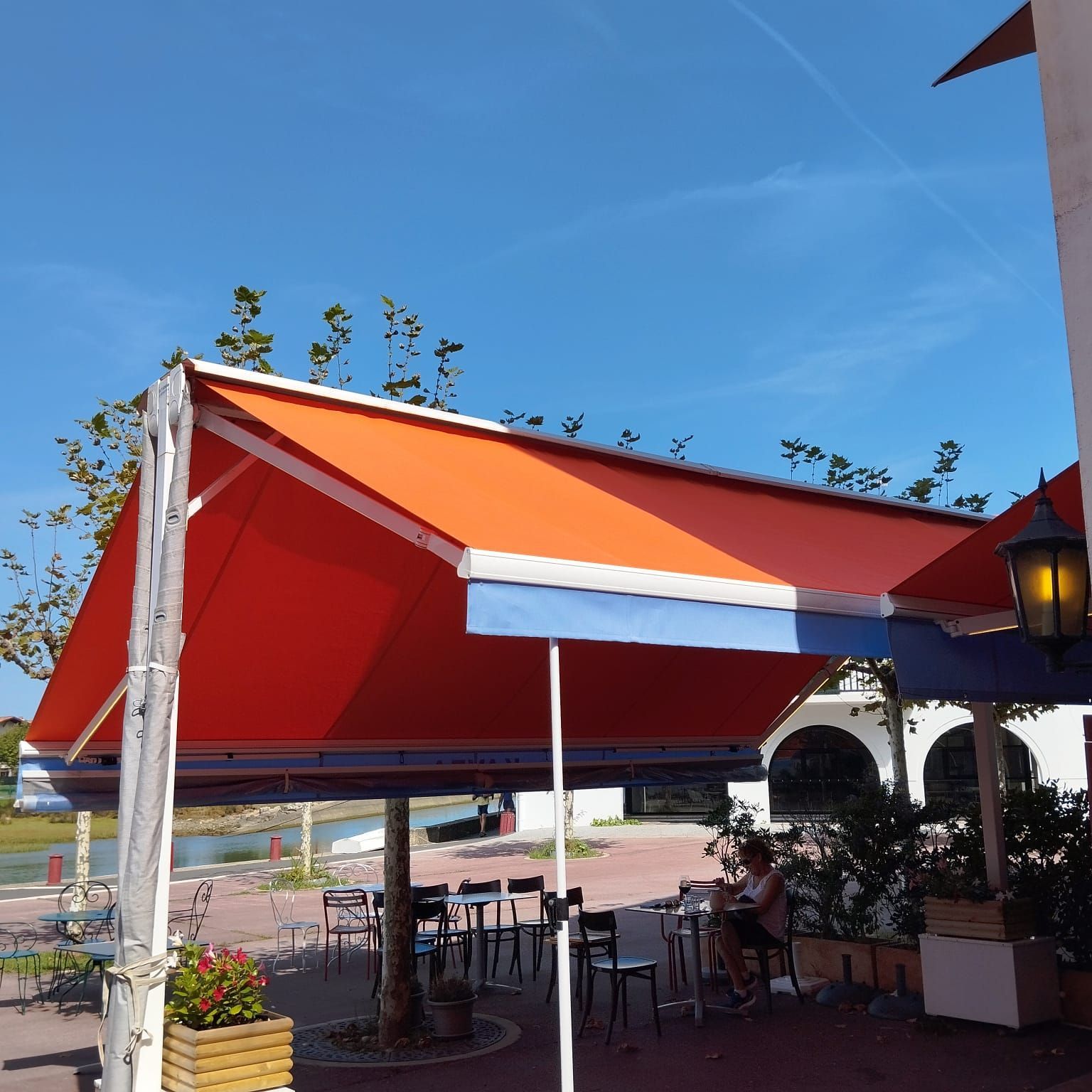 Store orange sur pied