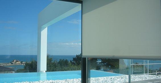 Store intérieur donnant sur une piscine