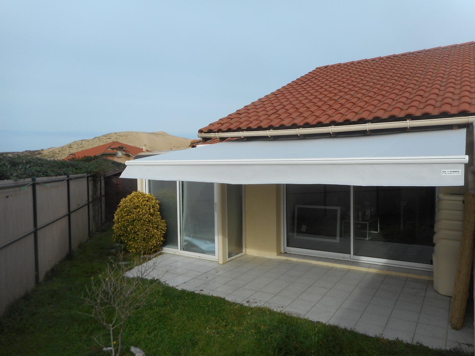 Store blanc d'une maison