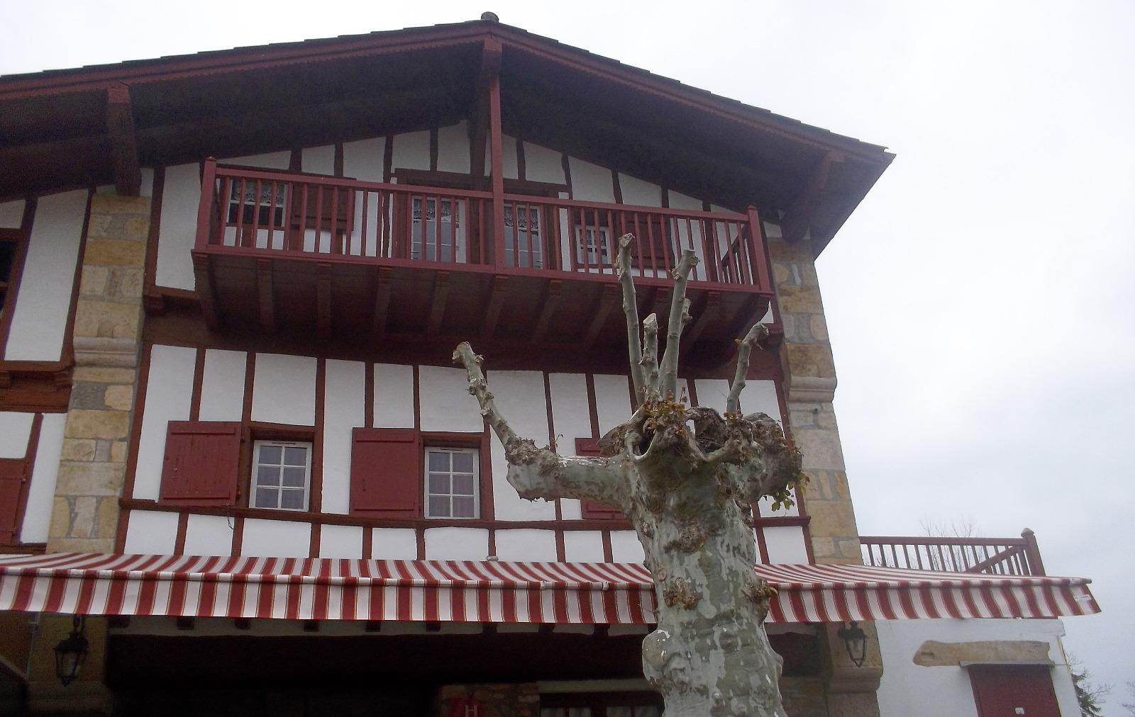 Store rayé blanc et rouge déplié