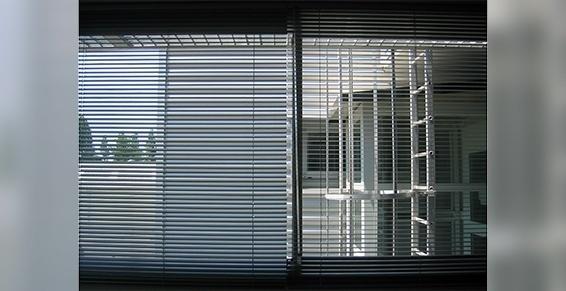 Store vénitien incliné