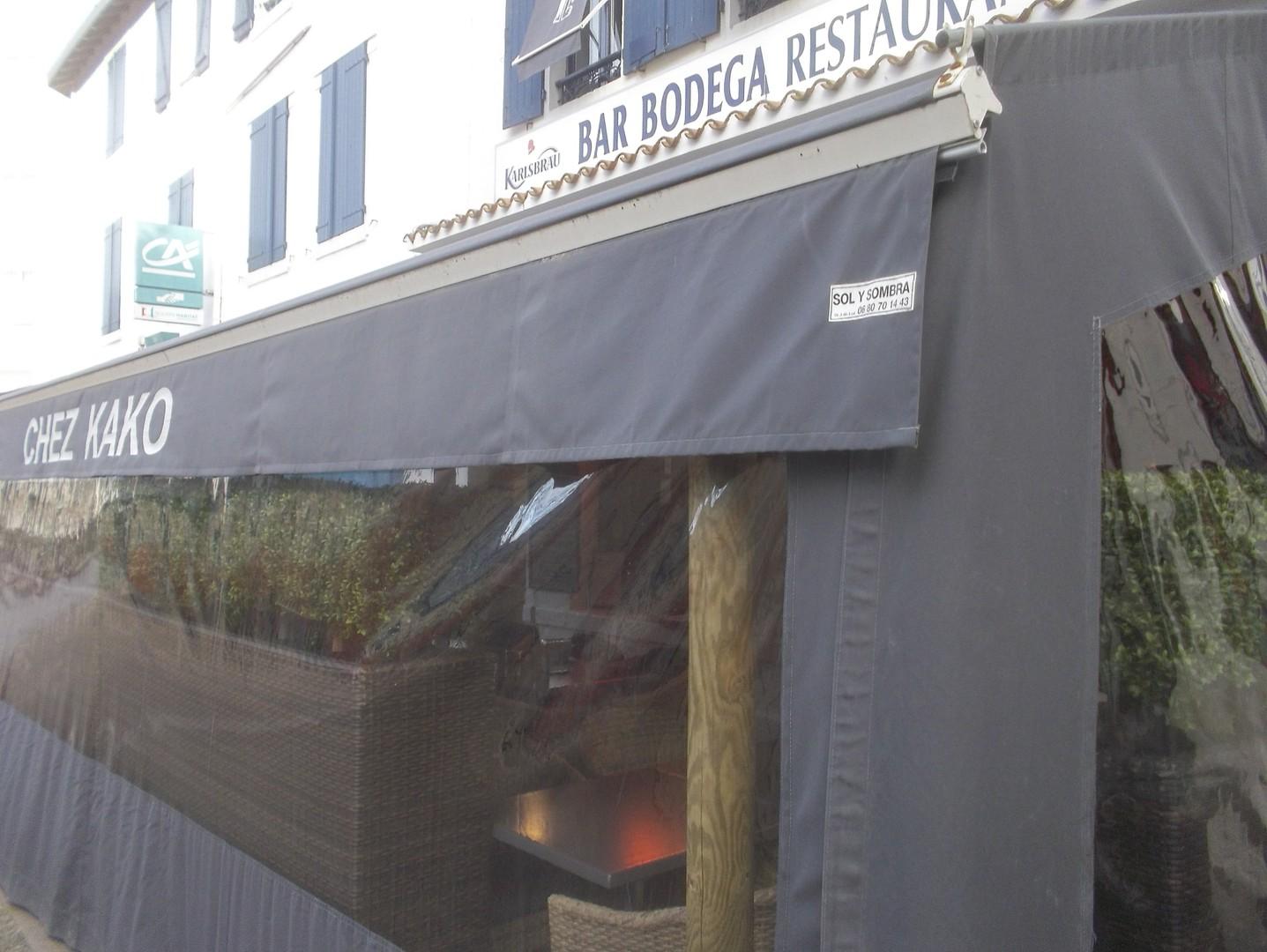 Store gris sur une façade