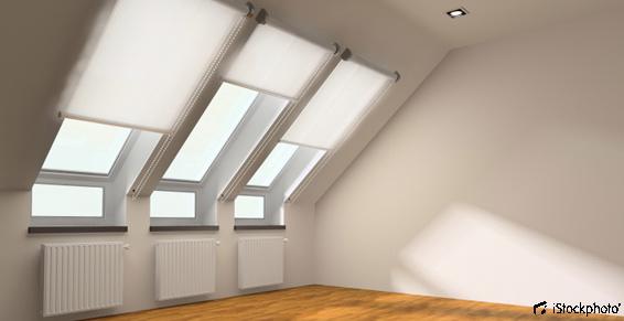 Stores intérieurs sur un mur mansardé