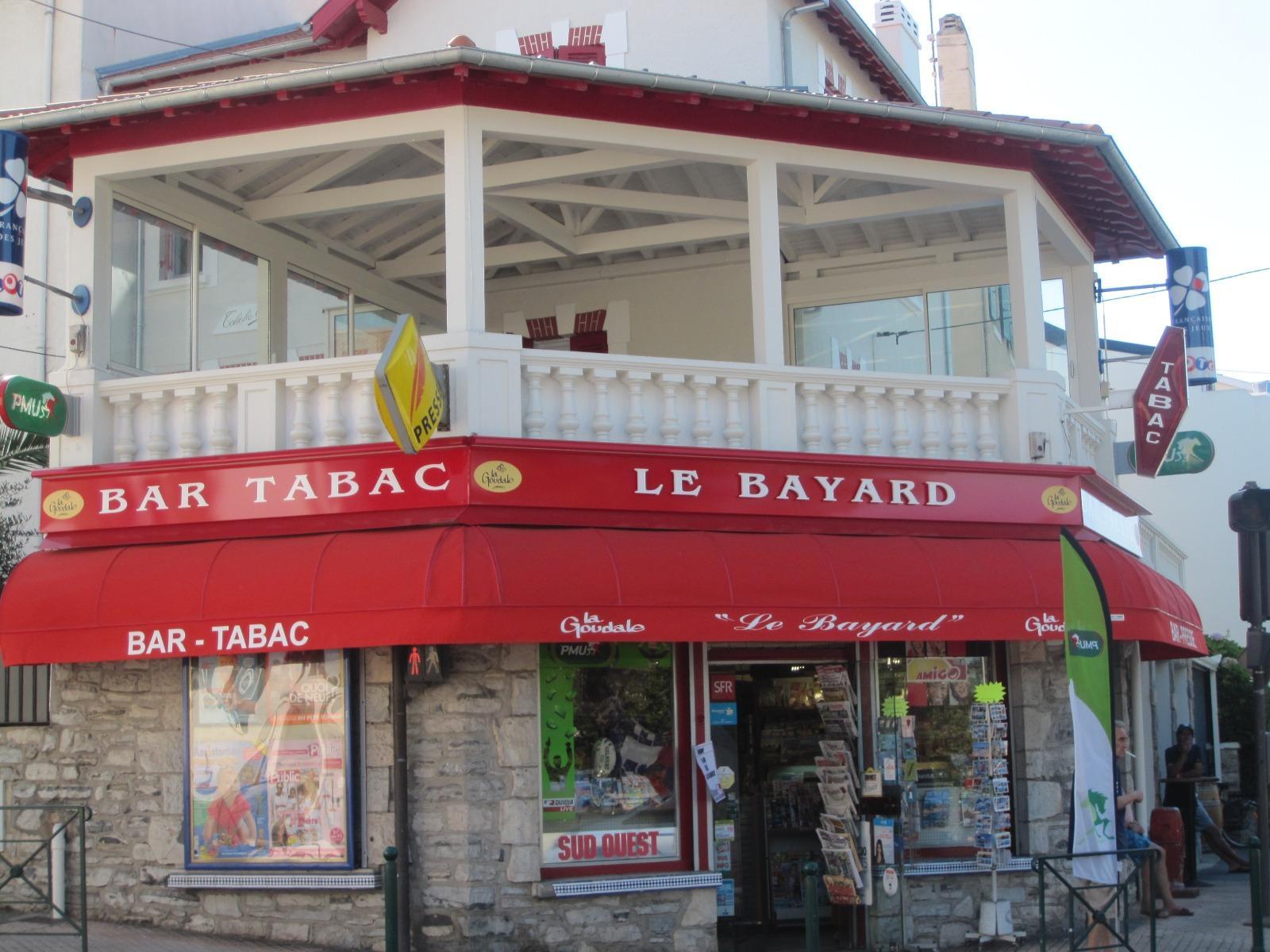 Store floqué d'un bureau de tabac