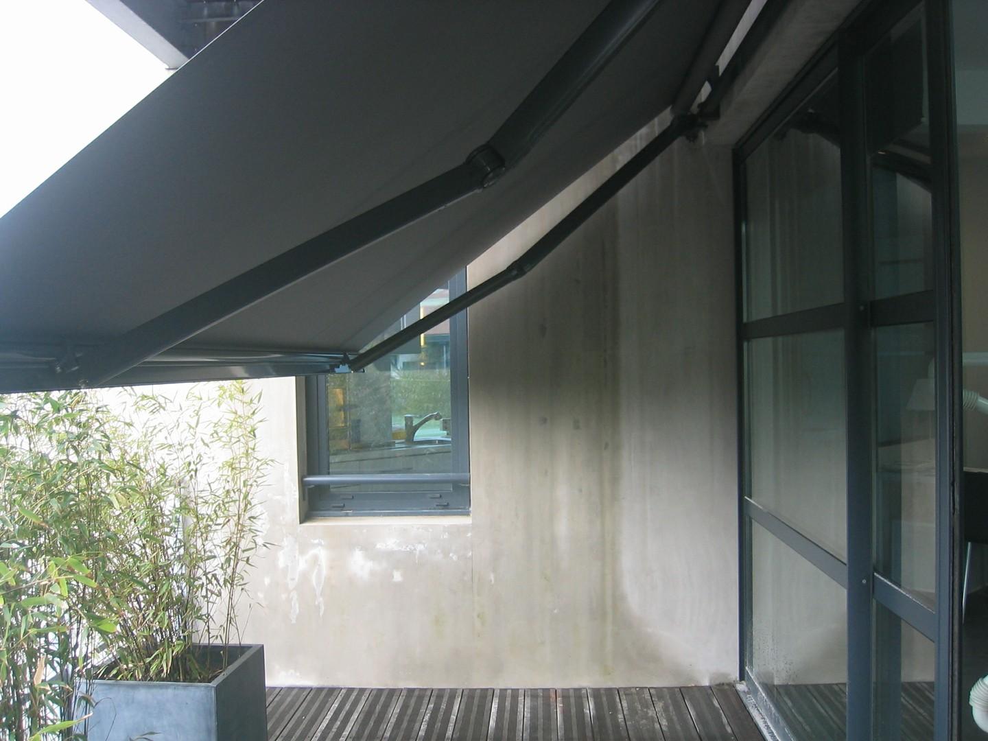 Dessous d'un store gris foncé