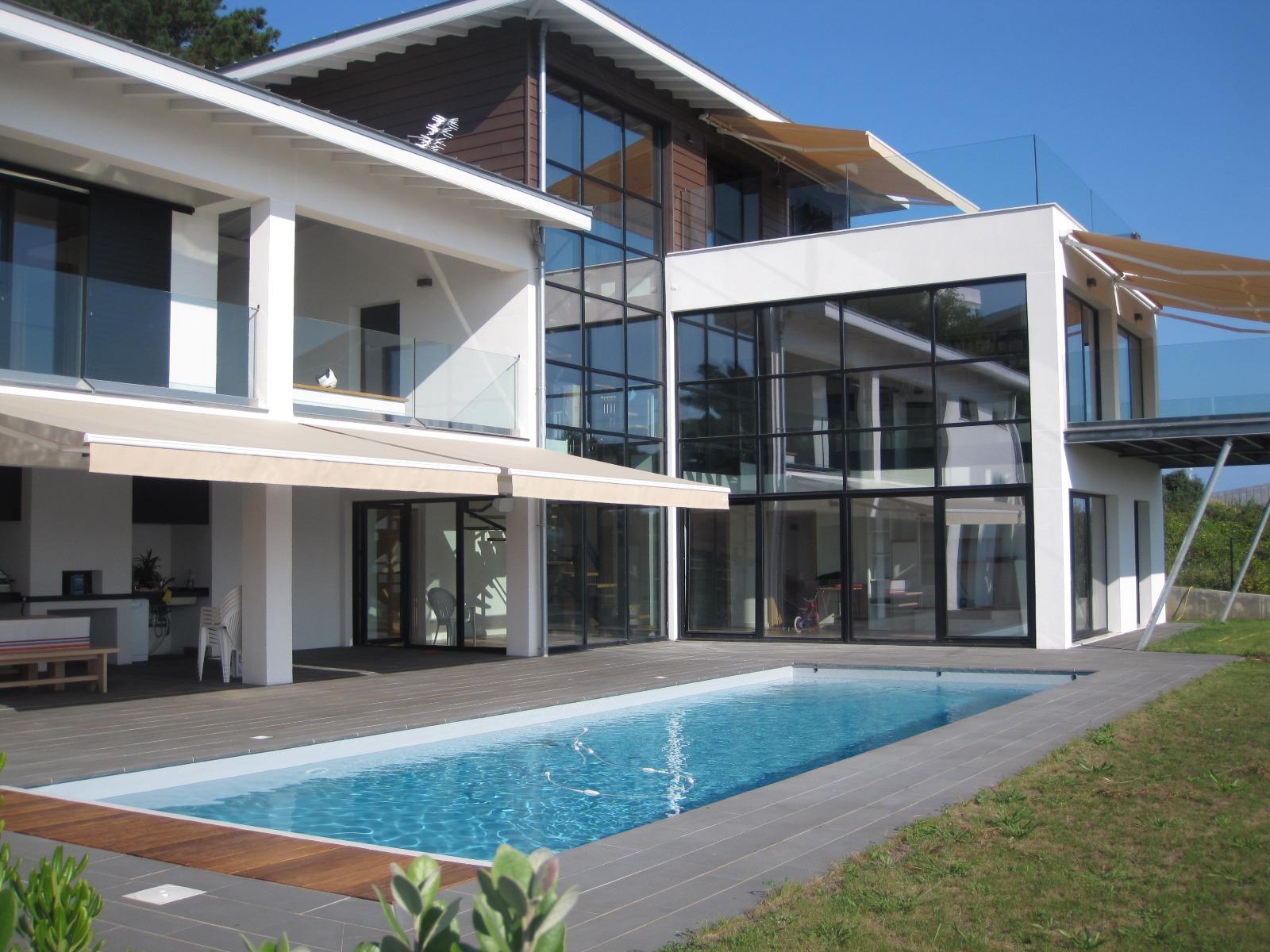 Store beige sur une maison récente