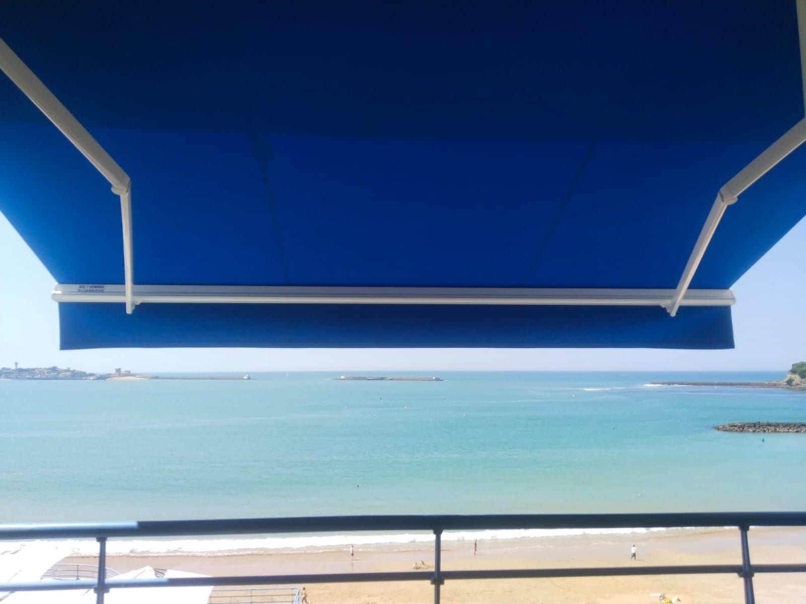 Dessous d'un store bleu