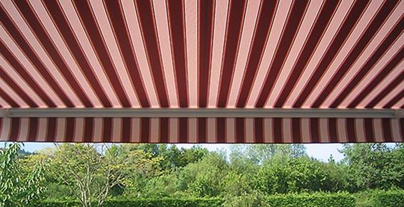 Dessous d'un store rouge et noir